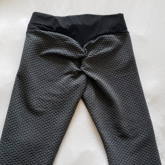 High Waisted Scrunched Booty Leggings - Picture 3 of 4